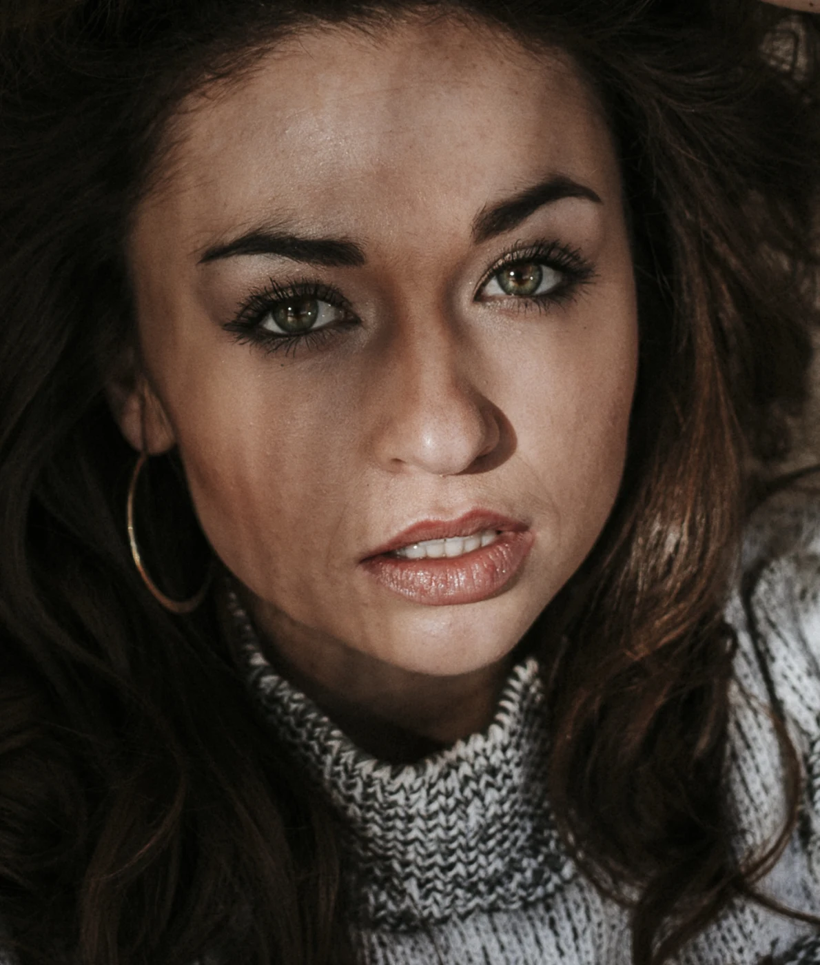 Editorial portrait retouched in one click (default settings) — before